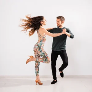 Bachata Tanzkurs in der Nähe – Paar tanzt Bachata